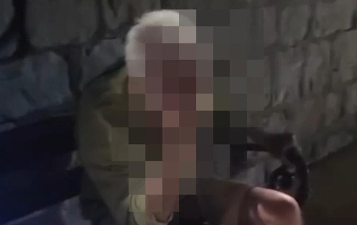 nasilje | Proti koncu posnetka, ki traja več kot minuto, se eden od napadalcev ponovno približa moškemu in ga brcne. | Foto posnetek zaslona/Slobodna Dalmacija