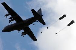 Strmoglavilo vojaško transportno letalo hercules s 125 vojaki na krovu