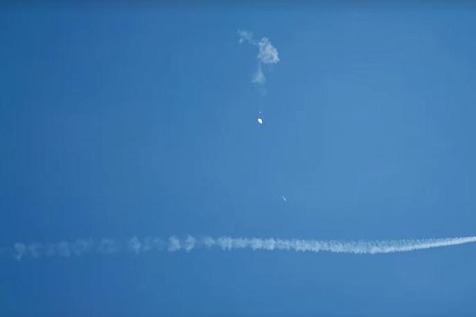 balon | Peking trdi, da je šlo za civilni balon za meteorološke raziskave, ki je nenamerno vstopil v ameriški zračni prostor. | Foto posnetek zaslona/Reuters