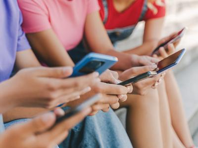 Grčija bo prepovedala uporabo družbenih omrežij mlajšim od 15 let