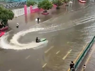 Po poplavljenih ulicah divjal z vodnim skuterjem, a se ni dobro končalo #video