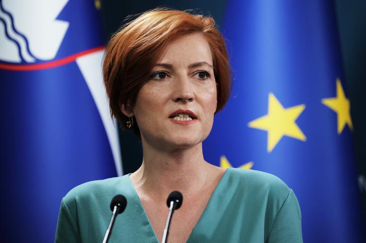Ministrica za kulturo Asta Vrečko se je morala v petek v DZ zagovarjati, ker je omogočila vrnitev Prešernove nagrade pesnici Svetlani Makarovič. | Foto: STA