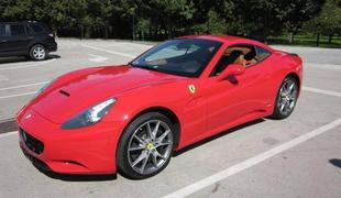 Finančna uprava prodaja 140 tisoč evrov vrednega ferrarija