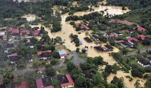 Hude poplave v Maleziji: domove je moralo zapustiti več kot 120 tisoč ljudi (video)