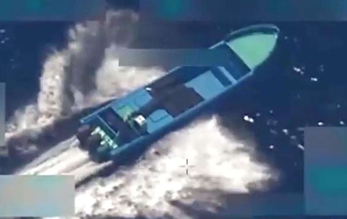 čoln, mamila, Tihi ocean | Kot pri predhodnih napadih na plovila, ki naj bi prevažala droge, ameriške oblasti niso objavile podatkov o identiteti ubitih, niti niso podale dokazov, da so ti resnično tihotapili droge oziroma da so predstavljali grožnjo ZDA. | Foto SOCIAL MEDIA WEBSITE / SECRETARY OF WAR PETE HEGSETH VIA X