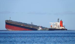 Poškodovani tanker pred obalo Mauritiusa se je prelomil na pol