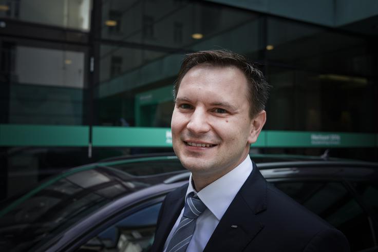 Matjaž Korman pravi, da danes zaradi virtualnega razvoja do prvega konceptnega vozila ne naredijo niti enega avtomobila. Prvi prototip novega vozil je zdaj izdelan po približno dveh letih in pol razvojnega cikla. Veliko je računalniških simulacij: "Zakaj avtomobil oziroma nov model razvijamo pet let? Če hočeš vse te sisteme zares dognati in razviti, potrebuješ čas, ki pa nekaj stane." | Foto: Jure Gregorčič
