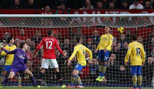 Van Persie odločil derbi, šok za Man City in Tottenham