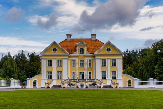 Dvorec Palmse | Nemški plemiči so vladali svojim kmečkim podložnikom Estoncem in Latvijcem okoli sedemsto let. Na zgodovinsko vlogo baltskega nemškega plemstva v Latviji in Estoniji opozarjajo številni podeželski dvorci, v katerih so nemški plemiči živeli razkošno življenje zemljiških gospodov. Na fotografiji: dvorec Palmse v Estoniji, ki je pripadal plemiški družini von der Pahlen. | Foto Guliverimage