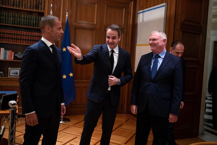 Greg Clarke (na sliki desno), predsednik Angleške nogometne zveze (FA), je dejal, da ne verjame, da bodo navijači že kmalu imeli vstop na stadione.  | Foto: Reuters