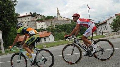Viviani ahead of Bole, Vrečer in the lead