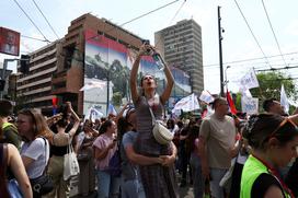 Protestniki pred poslopjem srbske vlade v Beogradu