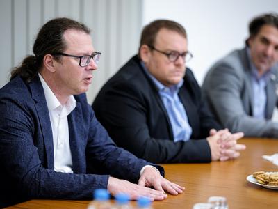 Ministrstvo zavrača trditve o vračanju sredstev dolgotrajne oskrbe kot neresnične