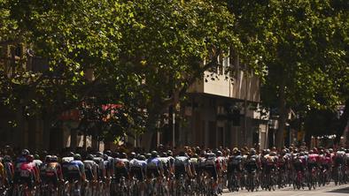 Na Vuelti spet udarili protestniki, Italijan pristal na tleh #video