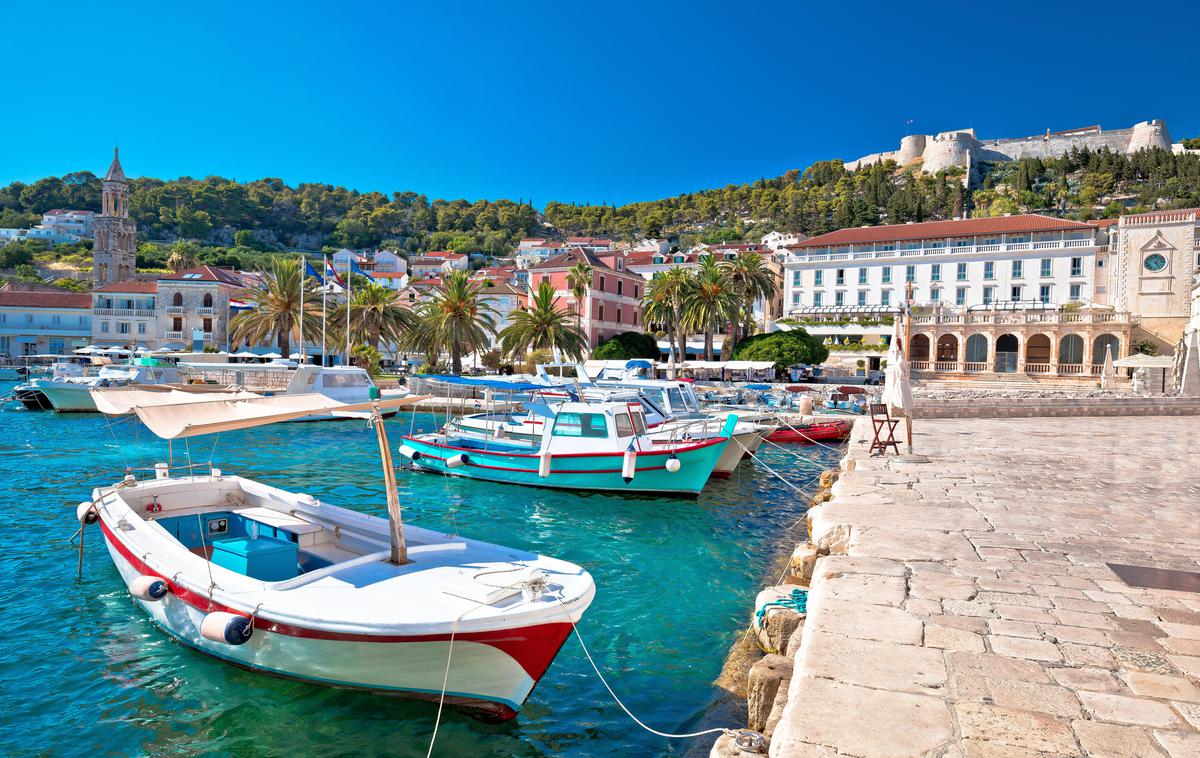 Mesto Hvar | Sunčani Hvar je vodilno hotelirsko podjetje v Splitsko-dalmatinski županiji. V portfelju družbe so od tri- do petzvezdični hoteli, kamp in klubi na plaži. Skupno lahko sprejmejo več kot dva tisoč gostov. | Foto Guliverimage