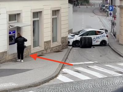 Neverjetno: avtomobil na streho, gospa pa mirno na bankomat #video