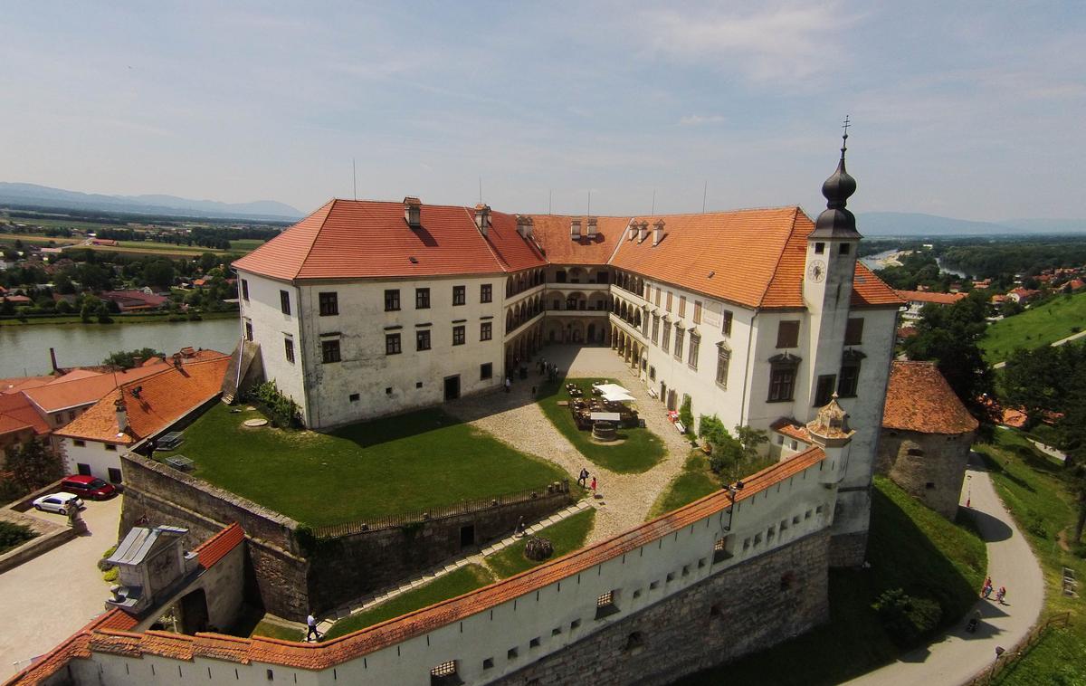 Ptujski grad | Na Ptujskem gradu se je podrla tudi podna ura iz zgodnjega 18. stoletja, ki jo bo treba restavrirati. | Foto STA