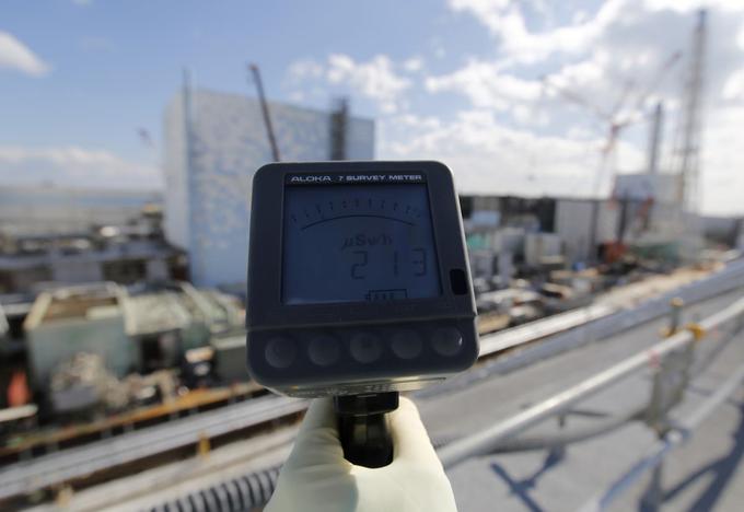 V bližini jedrske elektrarne Fukušima Daiči radioaktivno sevanje znaša 213 mikrosievertov. Zadrževanje v območju brez zaščitne opreme je enako izpostavljenosti desetim hkratnim rengentskim pregledom prsnega koša.  | Foto: Reuters