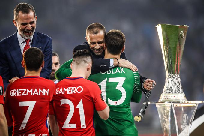 Predsednik Uefe Aleksander Čeferin je lani čestital Janu Oblaku za osvojitev kar dveh evropskih lovorik (liga Europa in superpokal). | Foto: Getty Images