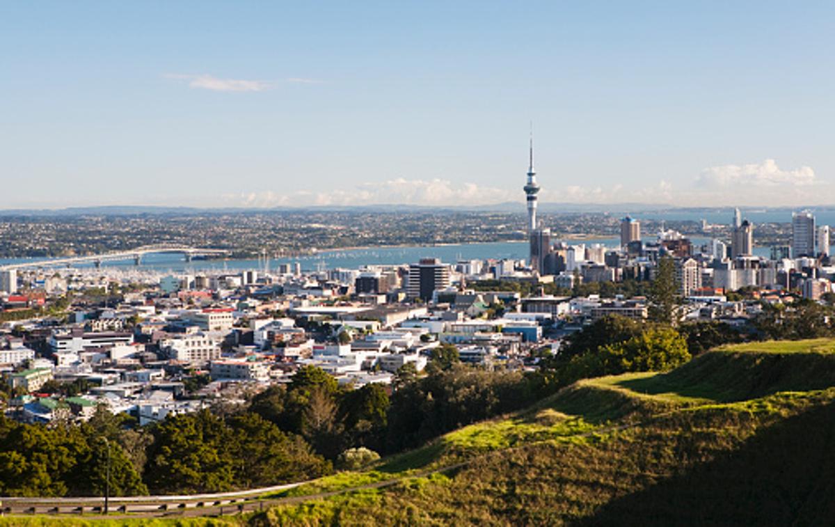 NZ_Auckland | Nova Zelandija po vsem svetu velja za zgled v boju proti pandemiji. Dolgo časa je sledila t. i. ničelni strategiji, a je Ardernova sčasoma le morala priznati, da ta strategija, zaradi bolj nalezljive različice delta, ni več realna.