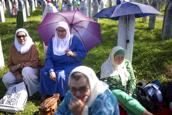 Skupina Bošnjakinj, ki so se udeležile letošnje komemoracije za žrtvami genocida v Srebrenici. | Foto: Guliverimage