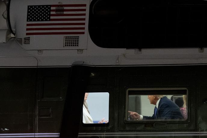 Donald Trump, Melania Trump | Predsedniški helikopter je pristal na trati pred Belo hišo. Takrat so snemalci in fotografi ujeli Melanio in Donalda Trumpa, kako o nečem vneto razpravljata. Mnogi se zdaj sprašujejo, ali se je med zakoncema vnel prepir.  | Foto Profimedia