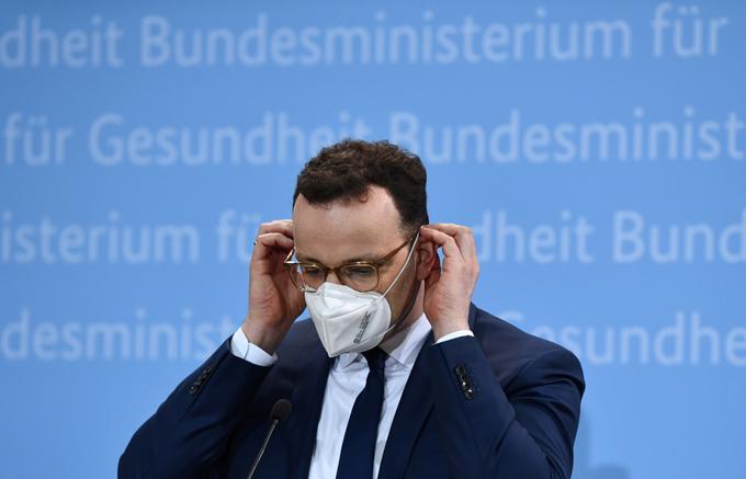 "V Evropi ni dovolj odmerkov cepiva, da bi samo s cepljenem zaustavili tretji val," je opozoril nemški minister za zdravje Jens Spahn. | Foto: Reuters