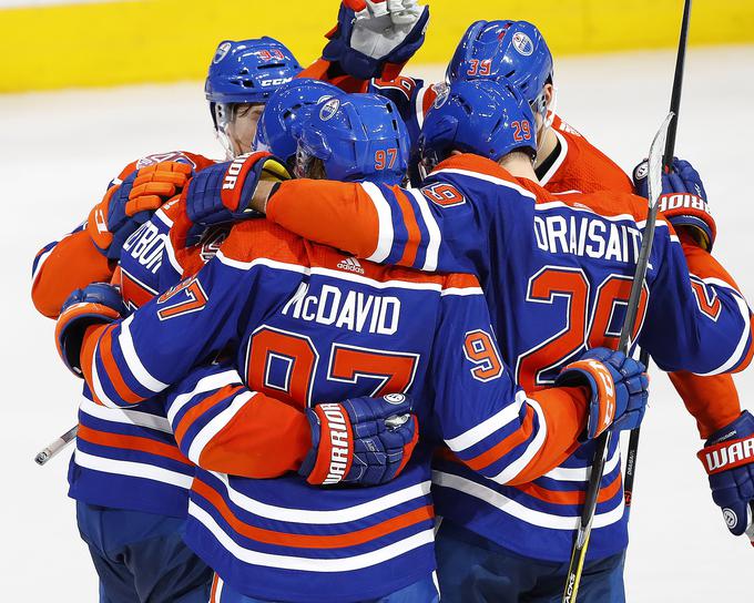 Veselje hokejistov Edmontona po zadetku Oscarja Klefboma. | Foto: Reuters