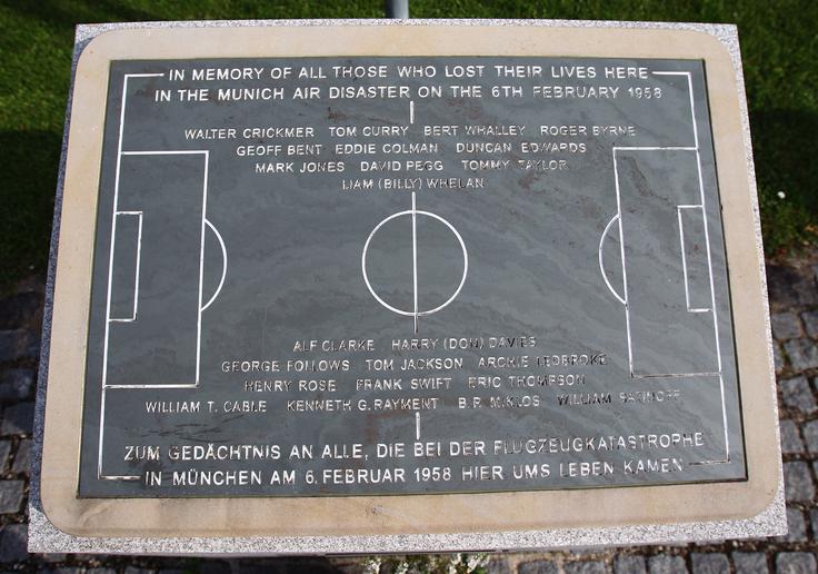 Po letalski nesreči, v kateri je umrlo osem nogometašev Uniteda, so postavili spominsko ploščo v Münchnu. | Foto: Guliverimage/Getty Images