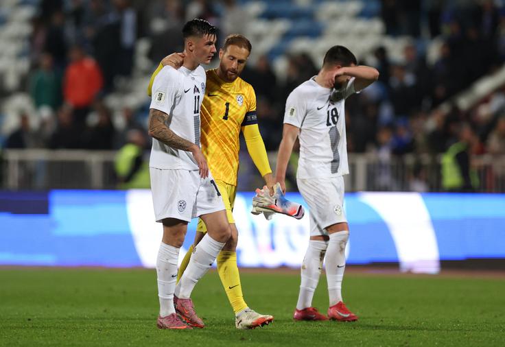 Po petkovem remiju v Prištini je Benjamina Šeška tako tolažil kapetan Slovenije Jan Oblak. | Foto: Reuters