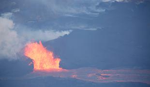 Ognjenik na Havajih bruha lavo #video
