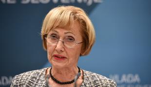 Kolar-Celarčeva: Ministrstvo nima stikov z dobavitelji v zdravstvu