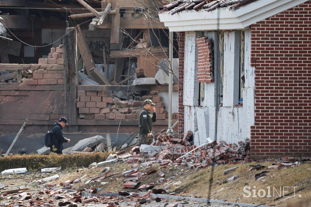 Južna Koreja - letalo pomotoma odvrglo bombe