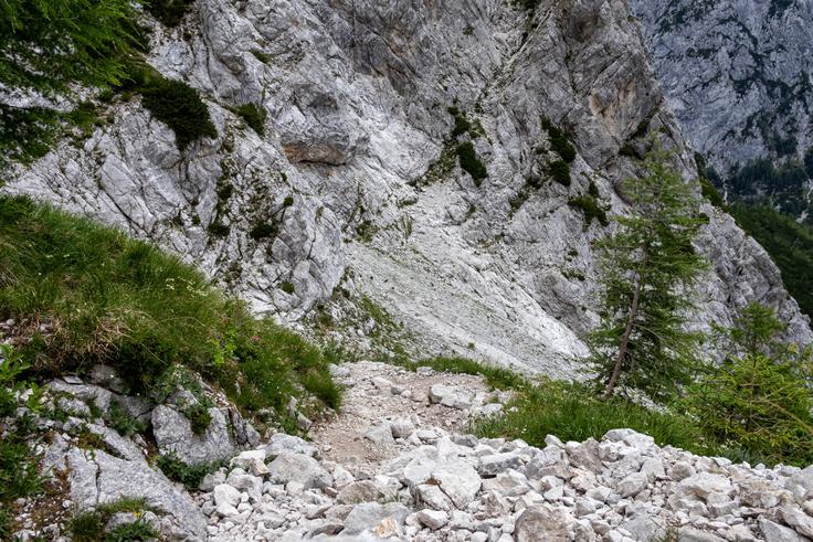 Cik-cak po gruščnatem pobočju, kjer so na sestopu priporočljive palice. | Foto: Matej Podgoršek