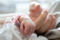 Šok na Češkem: dvanajstletnica rodila otroka, oče naj bi bil njen najstniški brat