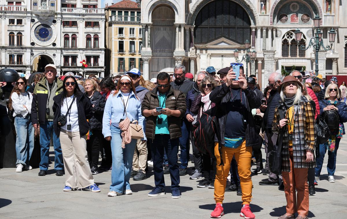 Turisti v Benetkah | Več kot 195 tisoč prodanih dnevnih vstopnic je v preizkusnem obdobju Benetkam prineslo že več kot 975 tisoč evrov prihodkov. | Foto Reuters