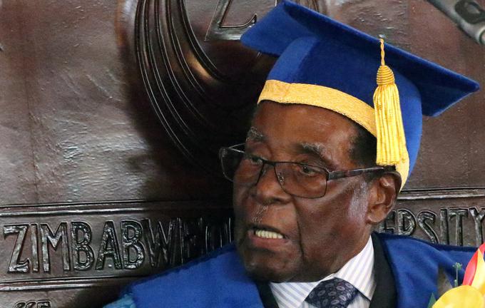 Zimbabveju je vladal 37 let in napovedal, da se bo za nov predsedniški mandat potegoval tudi leta 2018. Zimbabvejska vojska se ni strinjala. | Foto: Reuters