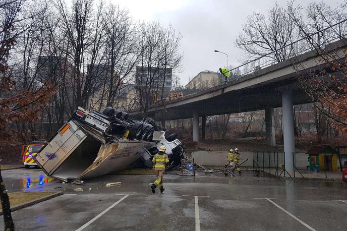 nesreča tovornjak Kranj | Zaradi obnove dotrajanega mostu, s katerega sta na spodnje parkirišče že dvakrat padla tovornjaka, se promet v Kranju v času jutranje in popoldanske prometne konice sprevrže v pravo nočno moro. | Foto Gasilsko reševalna služba Kranj