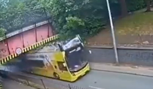 Bizarna nesreča: avtobusu je ob trku v akvadukt odtrgalo streho, trije potniki huje poškodovani #video