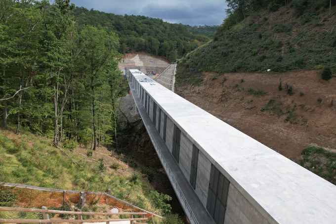 Viadukt Glinščica bo povezal dva najdaljša predora na trasi v enovit predorski objekt v dolžini 13 kilometrov. Foto: fotoarhiv 2TDK. | Foto: 
