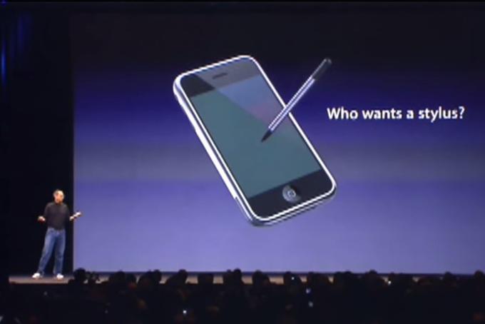 Apple je že dvakrat prelomil obljubo, s katero je vedno izvrstne izdelke uporabnikom obljubil Steve Jobs. Najprej je izdal iPad Mini, čeprav je Jobs prisegel, da Apple nikoli ne bo razvijal tablice z majhnim zaslonom. Lani so novo tablico iPad Pro opremili še s pametnim pisalom, čeprav je tega Jobs ob predstavitvi prvega iPhona leta 2007 označil za neumnost.  | Foto: 