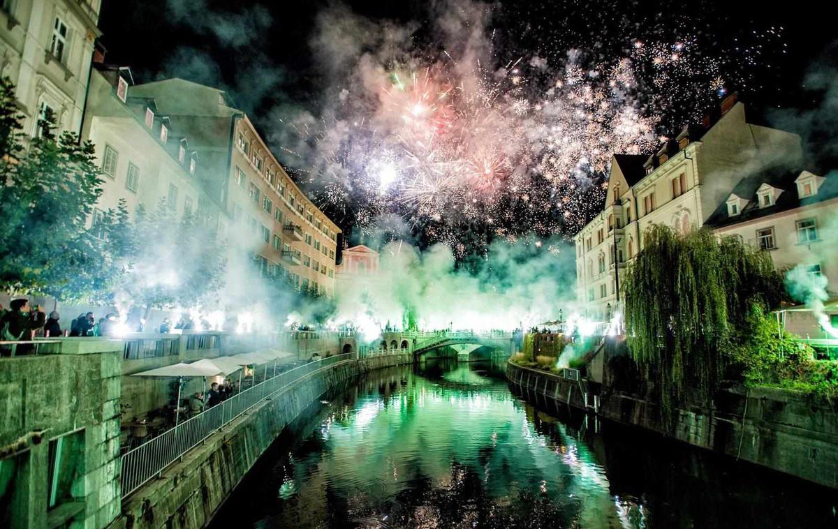 Green Dragons Ljubljana 2018 | Najstarejša organizirana navijaška skupina v Sloveniji letos praznuje svojo 35. obletnico. Ob tej priložnosti pripravlja kar nekaj različnih dogodkov in druženj. Eden najpomembnejših bo potekal danes v središču Ljubljane, ko bodo v čast jubileju pripravili nepozaben pirotehnični šov. Tako slovesno in prestižno je bilo v starem delu Ljubljane ob 30. obletnici (2018), navijači pa za danes obljubljajo še večji šov. | Foto Osebni arhiv Green Dragons