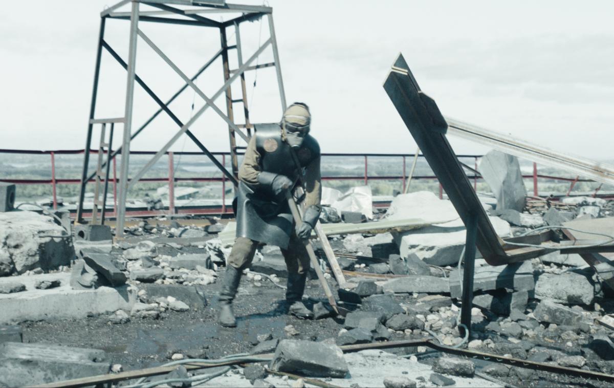 Černobil | Prizor iz serije z delavci, ki so morali v 90 sekundah s strehe reaktorja odstraniti čim več radioaktivnega grafita. | Foto HBO