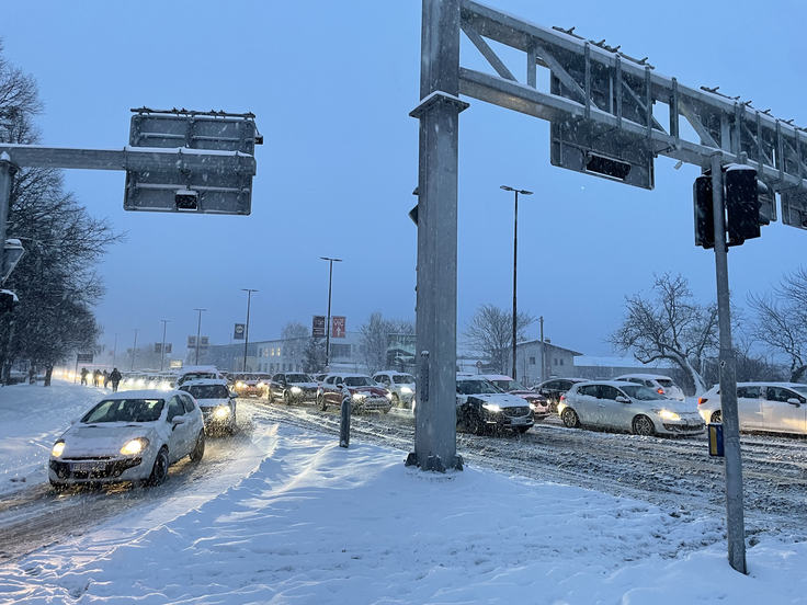 Prometnoinformacijski center poudarja, da je vidljivost na cestah zmanjšana. Tudi oni voznike opominjajo, naj se na pot ne odpravljajo brez ustrezne zimske opreme, prižgejo naj zasenčene luči in prilagodijo vožnjo razmeram na cesti. | Foto: Bralec
