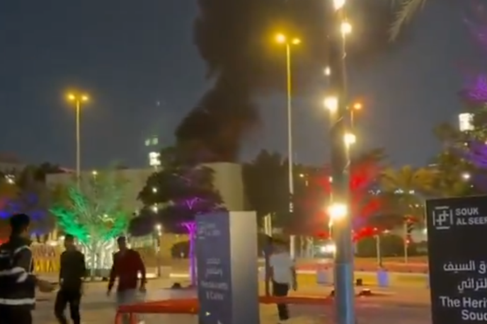 Dubaj | Po družbenih omrežjih se širi videoposnetek napada na ameriški konzulat v Dubaju, na katerem je mogoče slišati značilno brnenje drona, preden ta trešči v svojo domnevno tarčo. | Foto Posnetek  zaslona