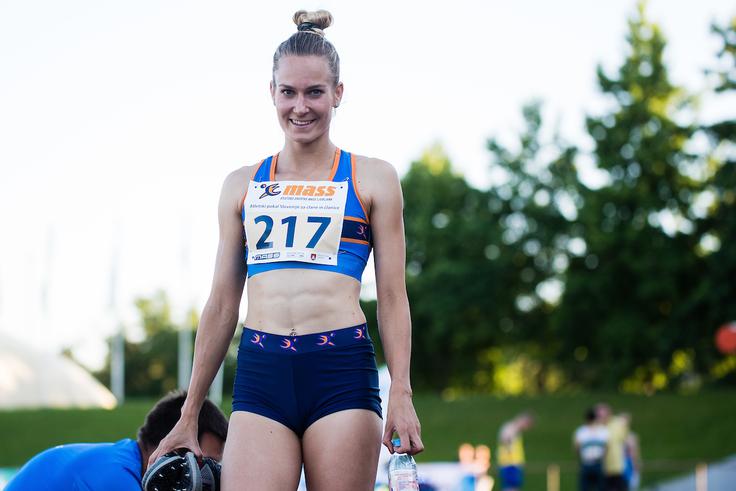 Neja Filipič: Pri 14 stopinjah Celzija in dežju me je vsakič pred skokom mrazilo, ko sem slekla trenerko in bundo, noge sem imela povsem hladne. | Foto: Grega Valančič/Sportida