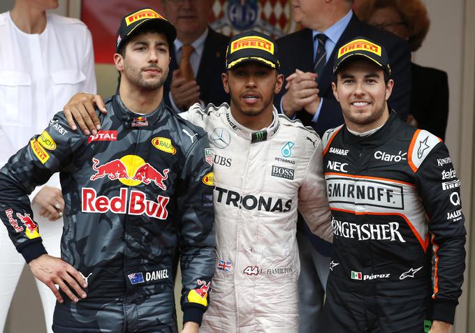 Izraz na obrazu Daniela Ricciarda (levo) pove vse, kar si je mislil o Red Bullovih mehanikih. | Foto: 
