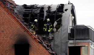 Nemčija: po strmoglavljenju letala na večstanovanjsko hišo trije mrtvi #foto
