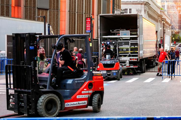 Na delu naj bi bila ista produkcijska ekipa, ki je v preteklosti pripravljala prizorišča za Taylorini turneji. | Foto: Reuters