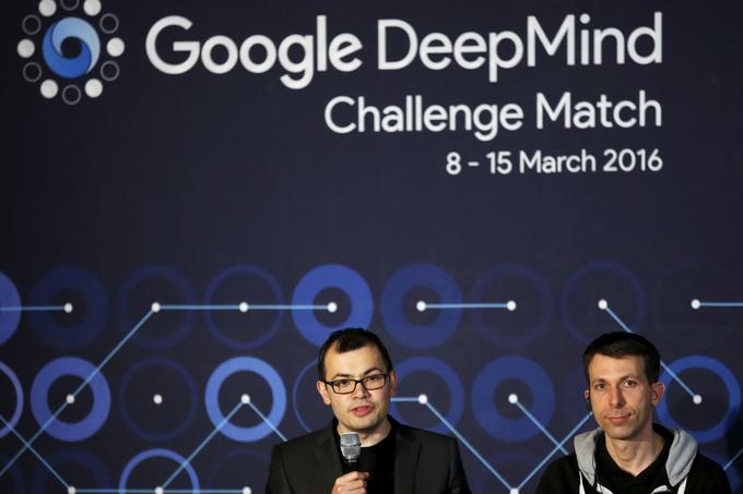 Google AlphaGo razvija v laboratorijih podjetja za raziskave umetne inteligence DeepMind Technologies, ki je bilo ustanovljeno leta 2010, pod svoje okrilje pa so ga vzeli (beri: kupili) leta 2014. Na fotografiji mikrofon drži Demis Hassabis, direktor in ustanovitelj podjetja DeepMind. | Foto: Reuters